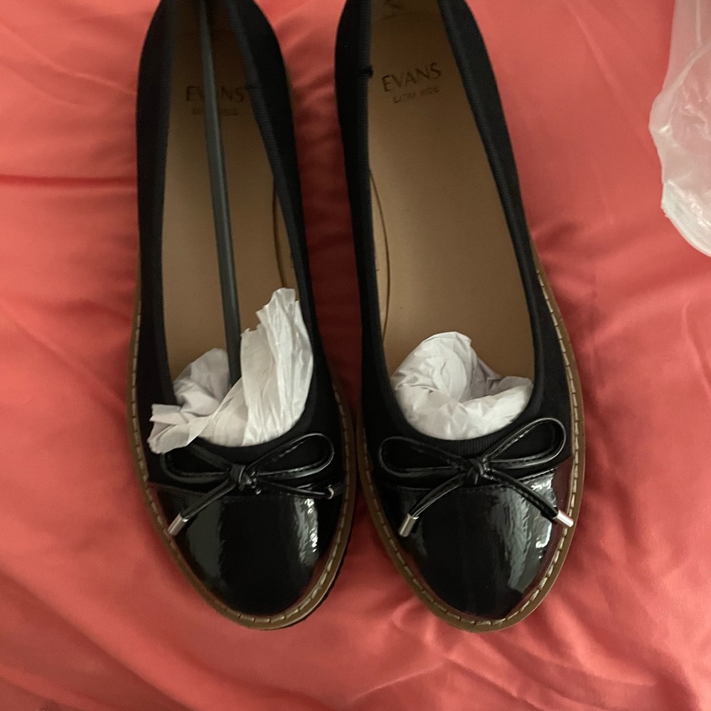 Avenue patent leather top with bow-with suede. NWT. 9 wide